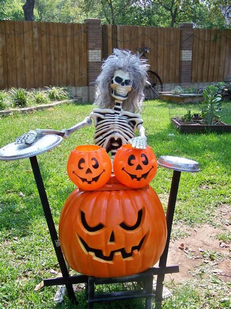 64 best diy halloween outdoor decorations for 2021. 28 Scary Outdoor Halloween Décor Ideas - Shelterness