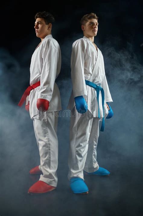 Luchador De Karate Masculino En Kimono Blanco Y Guantes Rojos Foto De