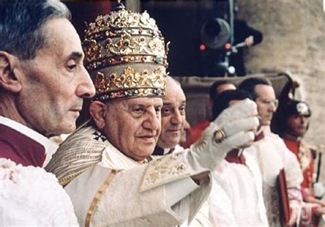 Ceremonia Y Rúbrica De La Iglesia Española La Tiara Papal Insignias