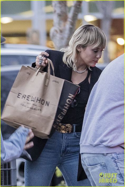 Full Sized Photo Of Miley Cyrus Cody Simpson Go Grocery Shopping Miley Cyrus Calls