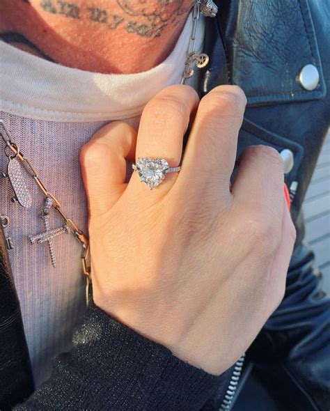Get A Closer Look At Avril Lavignes Engagement Ring From Mod Sun