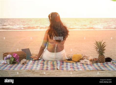 Frau In Bikini Sitzt Im Sommer Am Strand Tropischer Strandurlaub