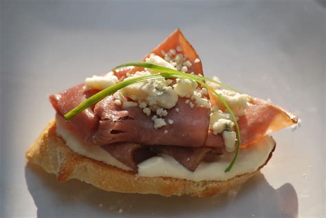 Best heavy ordevores to serve at parties : My story in recipes: Beef and Blue Crostini