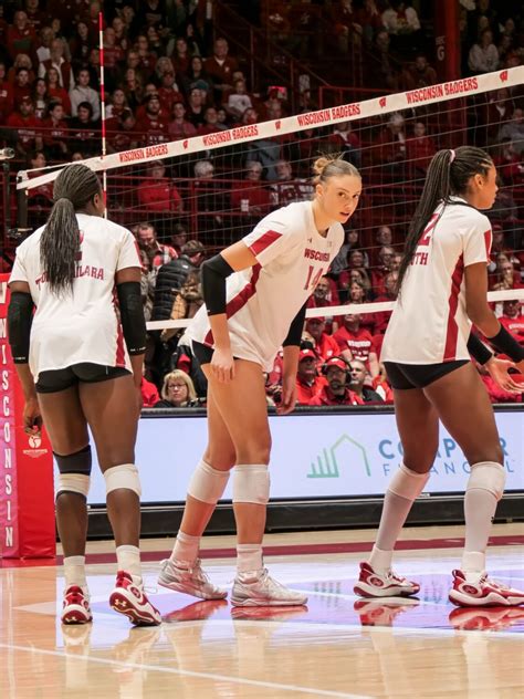 Wisconsin Badgers Volleyball Ends Regular Season With Dominant Wins Earns No 3 Overall Seed In