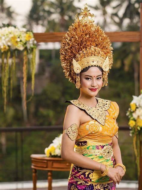 Pengantin Bali Agung Dengan Keemasannya Yang Megah Via Weddingku Com Bali Wedding Dress