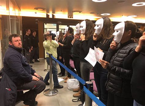 הן הגיעו לפני ההפסקה והנעליים שרות רצתה לקנות לא נמכרו. עיריית תל אביב החליטה לאסור על פעילות מועדוני חשפנות