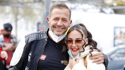 Drei frauen aus willi herrens leben melden sich beim patentamt: Willi Herren (†45): Tochter Alessia schreibt am Vatertag ...