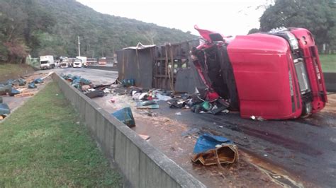 Caminhão tomba na BR 277 em Morretes e deixa duas pessoas feridas