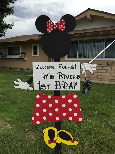 This home depot project is perfect for beginners and only requires plywood, some wooden this guide will teach you how to create a sign you can paint and light up to make any fall design you like. Minnie Mouse Yard Sign! Greet your guests with a DIY wooden sign. Check… | Minnie mouse birthday ...