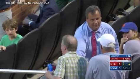 Chris Christie Booed After Catching Foul Ball At Mets Game National Globalnewsca