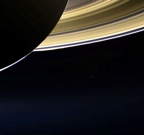 La Terre Vue De Saturne Par La Sonde Spatiale Cassini Saturn Planets