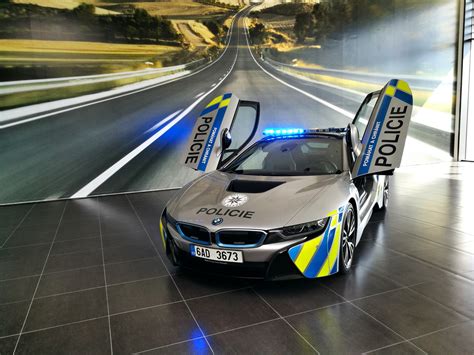 Nabourané policejní BMW i8 už je v servisu