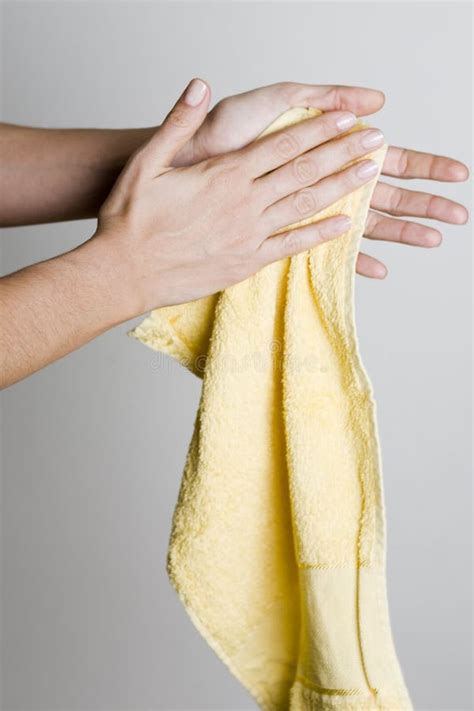 Drogende Handen Met Een Handdoek Stock Afbeelding Image Of Gewoonte
