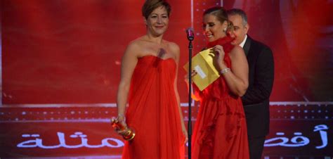 16 صورة نجمات الفستان الأحمر في حفل توزيع جوائز السينما العربية منة شلبي تستعرض تاتو جديد