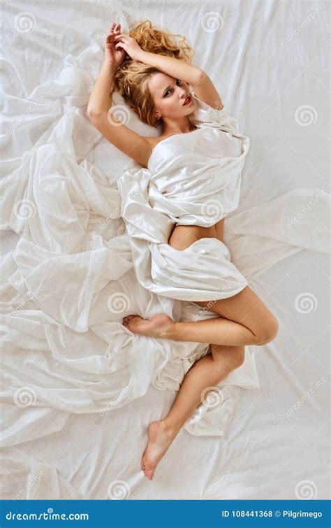 bella donna nuda sul letto bianco fotografia stock immagine di giovane passione 108441368
