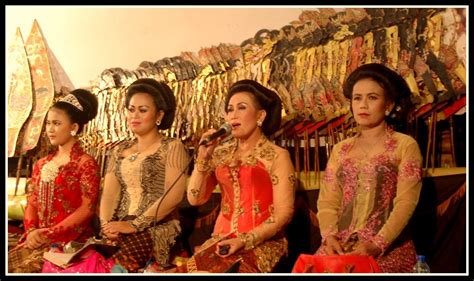 Alat musik gesek adalah alat musik yang cara memainkannya dengan cara digesek pada dawainya menggunakan busur, berikut penjelasan dan seperti yang dijelaskan sebelumnya bahwa terdapat alat musik gesek tradisional, siapa sangka ada alat musik tradisional yang hingga saat ini masih. Penyanyi Lagu Daerah Yang Diiringi Musik Tradisional Di Jawa Disebut - Sebutkan Itu