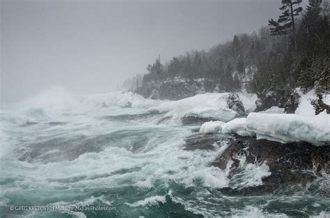 Big waves on Lake Superior as blizzard-like conditions moved through