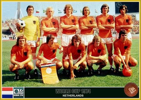 A seleção holandesa teve fracassos recentes e a reconstrução do seu elenco pode estar atrelada a isso. Seleções Imortais - Holanda 1974 - Imortais do Futebol