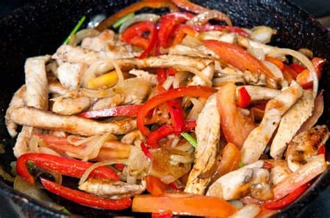 Se tiene que cocinar hasta que quede dorado por arriba. Fajitas de Pollo receta de cocina facil y rapida | Recetas ...