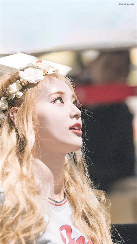 In marshmello's happier, the main character is surrounded by yellow while her daughter is accompanied by red wallpaper loona. Jinsoul | 少女, アイドル, 写真