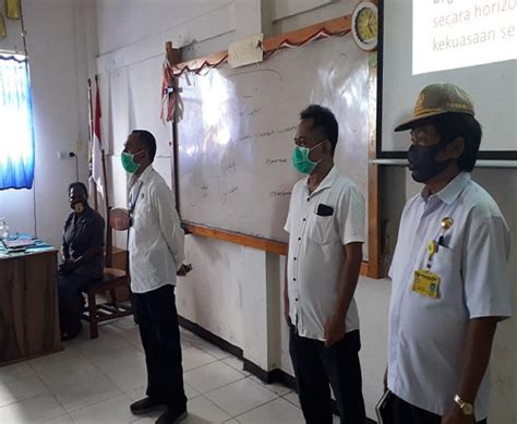 Kristen sk 2 65 65 total kkm agama kristen kelas viii 130 kepala smp kristen anak panah nabire, februari 2010 mengetahui guru kriteria ketuntasan minimal (kkm) mata pelajaran agama kristen sekolah kelas semester kkm : Tim Satgas C-19 Nabire Pantau Kesiapan SMA Kristen Anak ...