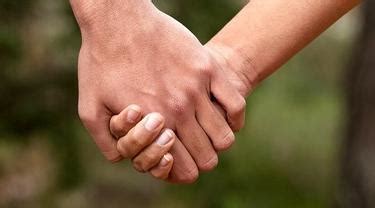 Kekuatan otot tangan dan lengan bawah semakin meningkat, bila kamu rajin melakukan latihan dengan handgrip. Penjelasan Ilmia Dari Manfaat Menggenggam Tangan - Urban Id