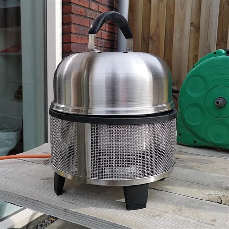 The cobb bbq is ideal for camping or cooking anywhere outdoors. Review: Cobb Premier Gas (BBQ) - GadgetGear.nl