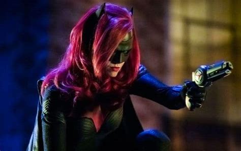 ruby rose s ‘batwoman reveals first look at arrowverse batman suit heroic hollywood