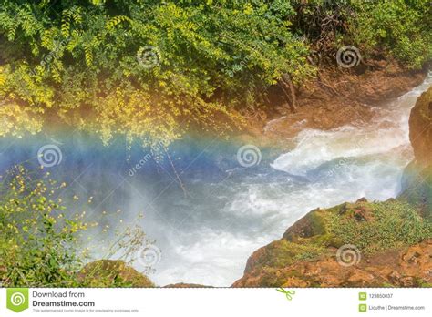 Радуга и водопад стоковое изображение изображение насчитывающей река