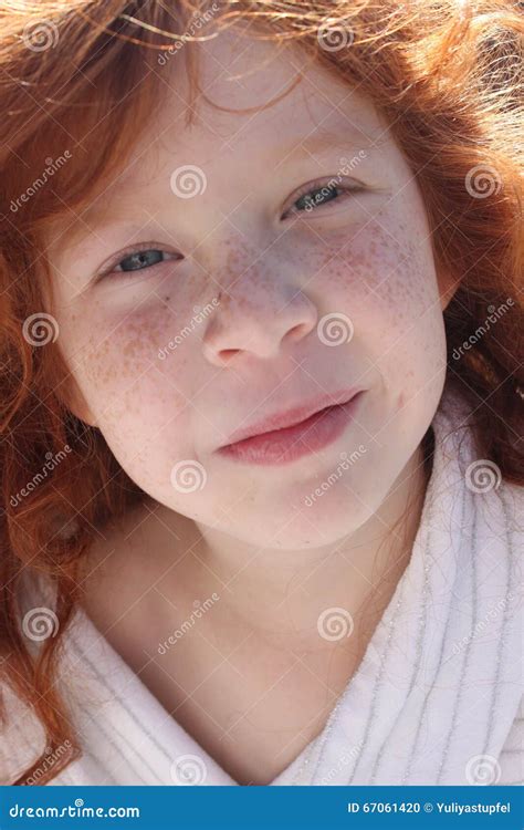 Petite Fille Rousse Heureuse Photo Stock Image Du Verticale