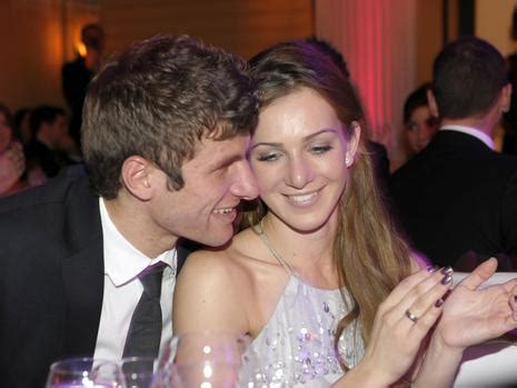 Lisa muller, the wife of thomas muller, went directly after the bundesliga game against freiburg in the allianz arena to coach niko and apologised for her instagram post during the substitution of thomas muller, bayern's statement read. Thomas Müller (@13ThomasM_) | Twitter