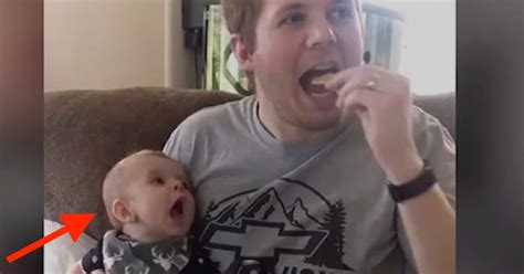 La Divertida Reacción De Un Bebé Mientras Que El Padre Come Que Te Hará