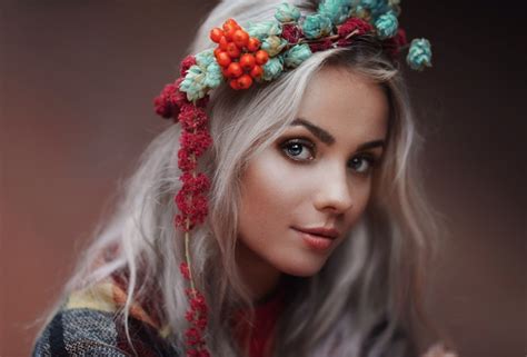 Обои девушка лицо Вероника Анастасия Волкова венок листья ягоды