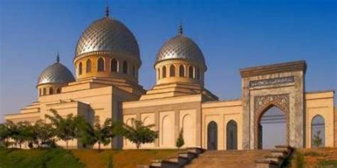 Selain termasuk dalam deretan masjid terbesar dunia, masjid ini juga sangat terkenal akan desain serta arsitekturnya yang luar biasa megah. Uzbekistan Bangun Masjid Terbesar di Asia Tengah | Dream.co.id
