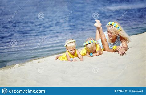 Familias Felices Relajantes Frente Al Mar Feliz Descanso Familiar En La