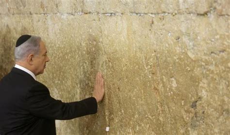 בדומה לטלמכוס הוא מחכה לאביו שיחזור ובינתיים אנחנו רואים את מסעותיו של הגיבור היווני. נטו ביבי: הניצחון הענק של נתניהו מחייב אותו להחליט לאן הוא ...