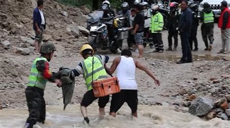 川藏线一处突发山洪泥石流，武警官兵全力抢通道路七环视频澎湃新闻 The Paper