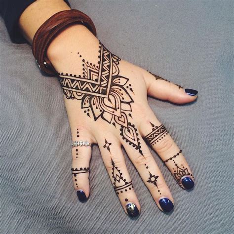 dessin sur main au henne 60 idées avec le henné pour créer de l art archzine fr