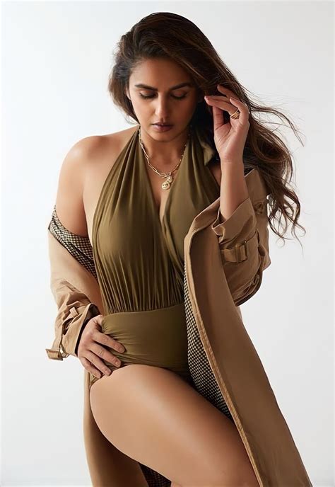 21 Hot Photos Of Huma Qureshi In Body Hugging Backless And High Slit Outfit Flaunting Her Fine