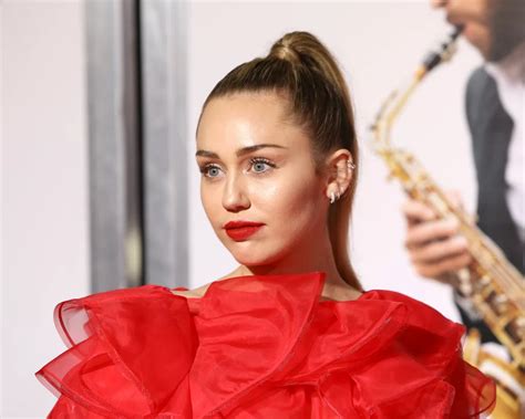 miley cyrus reveals she made zero earnings from her bangerz tour big 102 1 kybg fm
