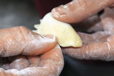 Osttiroler schlipfkrapfen schlipfkrapfen aus osttirol werden mit gekochten kartoffeln und frischen kräutern gefüllt und mit einer herzhaften portion würzigem käse bestreut serviert. Osttiroler Schlipfkrapfen | Contadino Regionaler Genuss ...