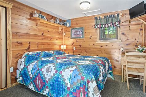Whether you're looking for a massive glass front lodge carved into the hillside, a custom built log cabin in. cabin-16-bed | Hillside Country Cabins