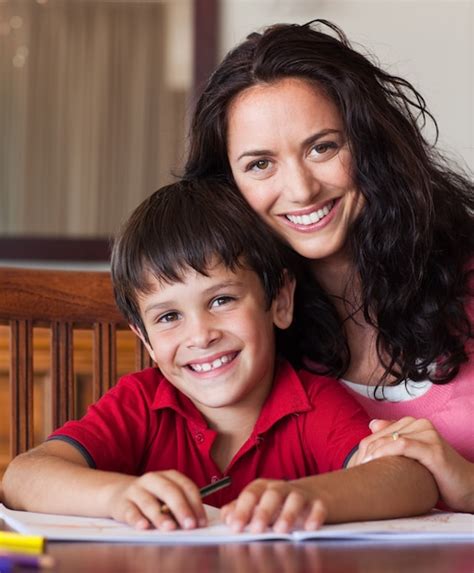 Brillante Madre Ayudando A Su Hijo Para La Tarea Foto Premium