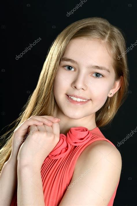 Süßes junges Mädchen Stockfotografie lizenzfreie Fotos aletia