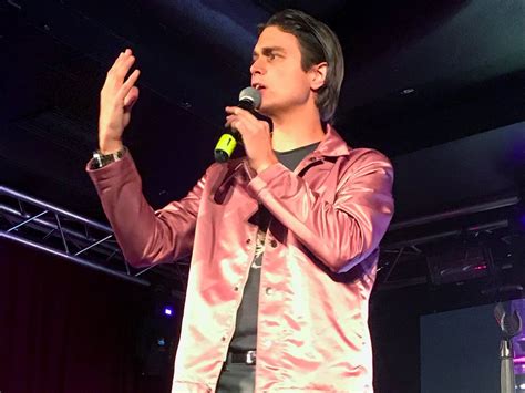 Programledare är den prisvinnande journalisten och komikern messiah hallberg. Messiah Hallberg fyllde upp Frimis Salonger med sin show ...
