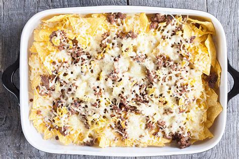 Top with a bunch of veggies, and you've got a pan meal! Baked nachos with cheese and peppers - ohmydish.com