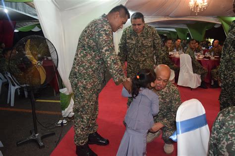 Rejimen askar melayu diraja berbuat original lirik video. 22 REJIMEN ASKAR MELAYU DIRAJA: Majlis Berbuka Puasa Warga ...