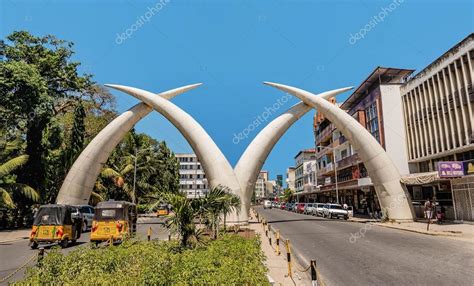 Colmillos Simbólicos En El Centro De Mombasa Kenia 2023