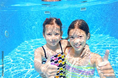 Kids Swim In Pool Underwater Girls Swimming And Having Fun Stock Foto