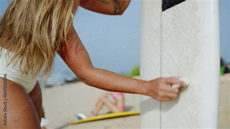 Video „asian Surfer Girl Waxing Her Surfboard On Beach Preparing For Session Tanned Mestizo